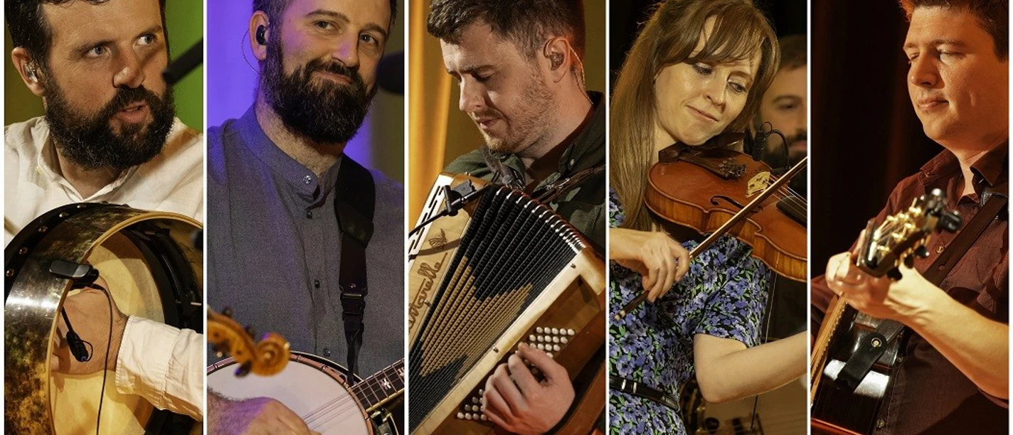 Fünf irische Musiker mit ihren verschiedenen Instrumenten