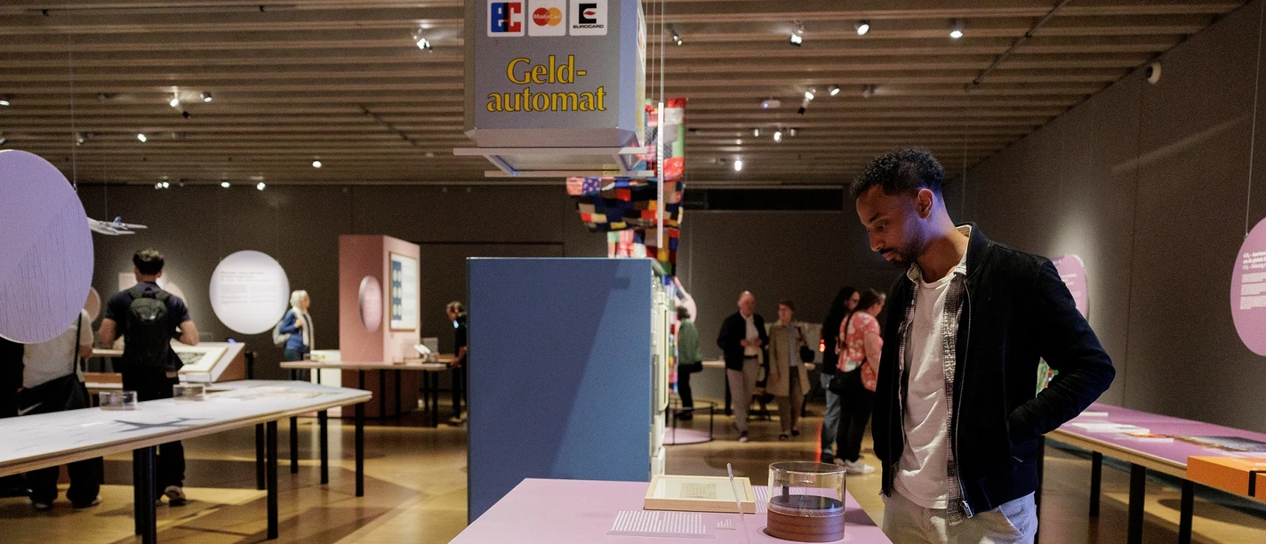 Besucher in Ausstellung zu internationalem Zahlungsverkehr