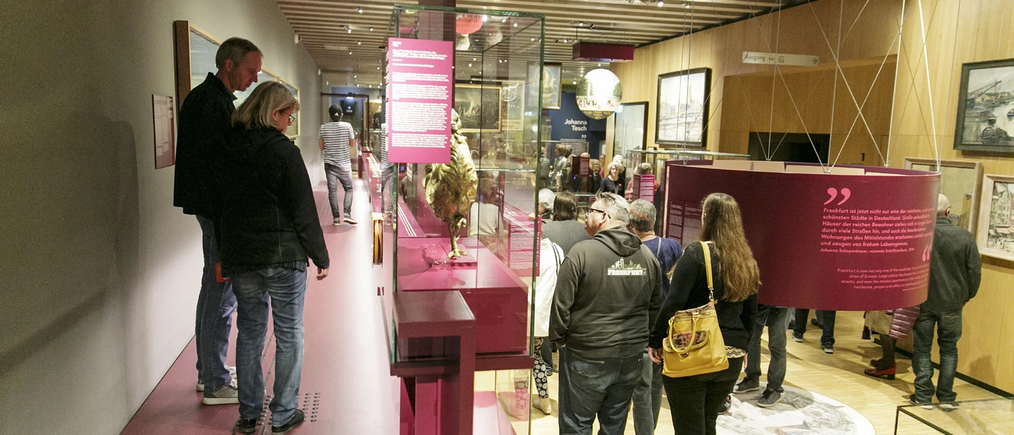 Besucher in Ausstellung „100 x Frankfurt“ im Museum