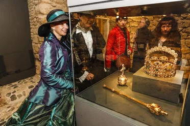 Besucher vor Vitrine mit Reichsinsignien im Museum