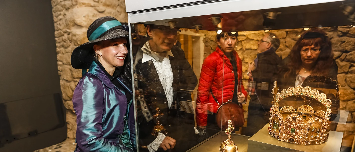 Besucher vor Vitrine mit Reichsinsignien im Museum
