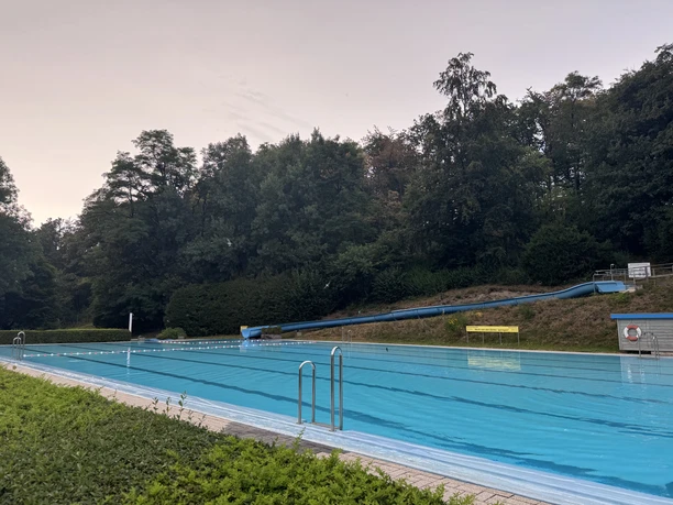 Schwimmbecken Waldschwimmbad Löhlbach