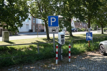 Eine E-Ladesäule auf einem kleinem Parkstreifen