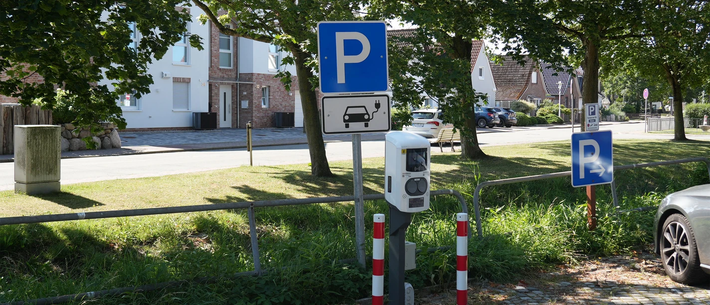 Eine E-Ladesäule auf einem kleinem Parkstreifen