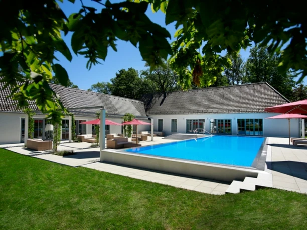 B&O Parkhotel Pool & Liegewiese 2.jpg