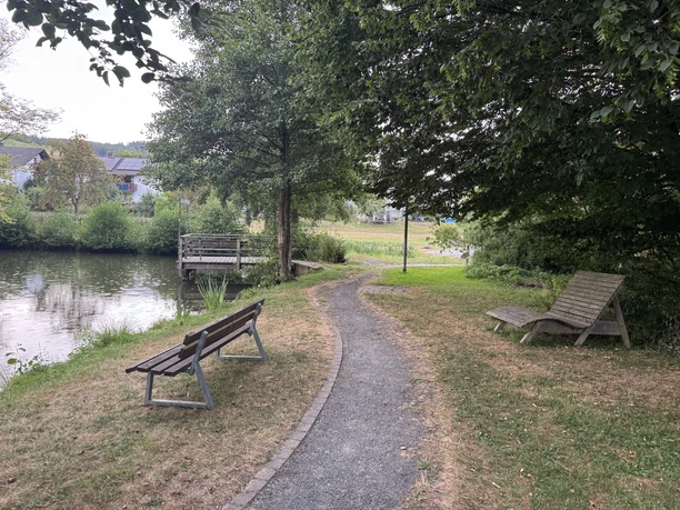 Gehweg und Sitzbänke am Dorfteich in Armsfeld