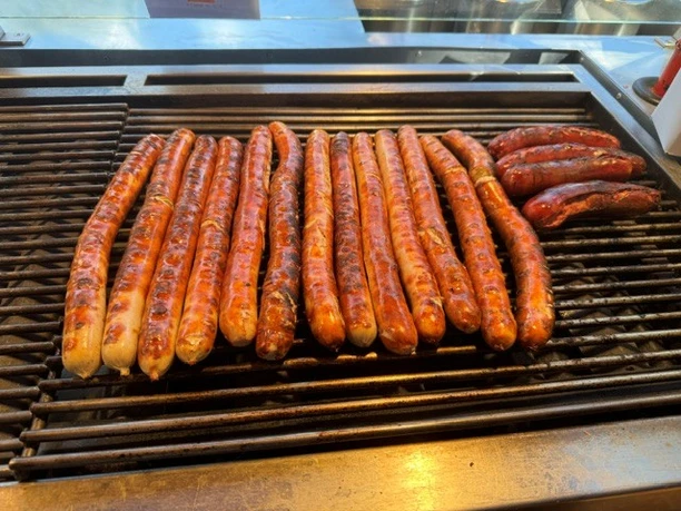 Bratwürste auf Grillrost an Imbissstand