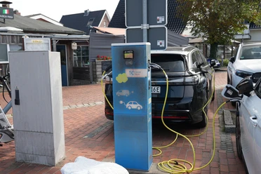 Eine E-Ladesäule auf einem Parkplatz