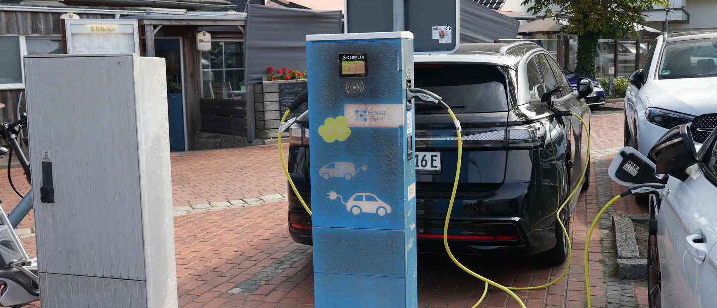 Eine E-Ladesäule auf einem Parkplatz