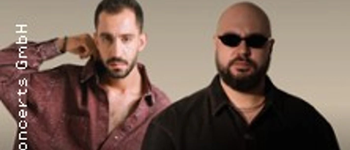 Promofoto von Bedo & Patron mit Tourtitel, zwei Musiker vor beigem Hintergrund