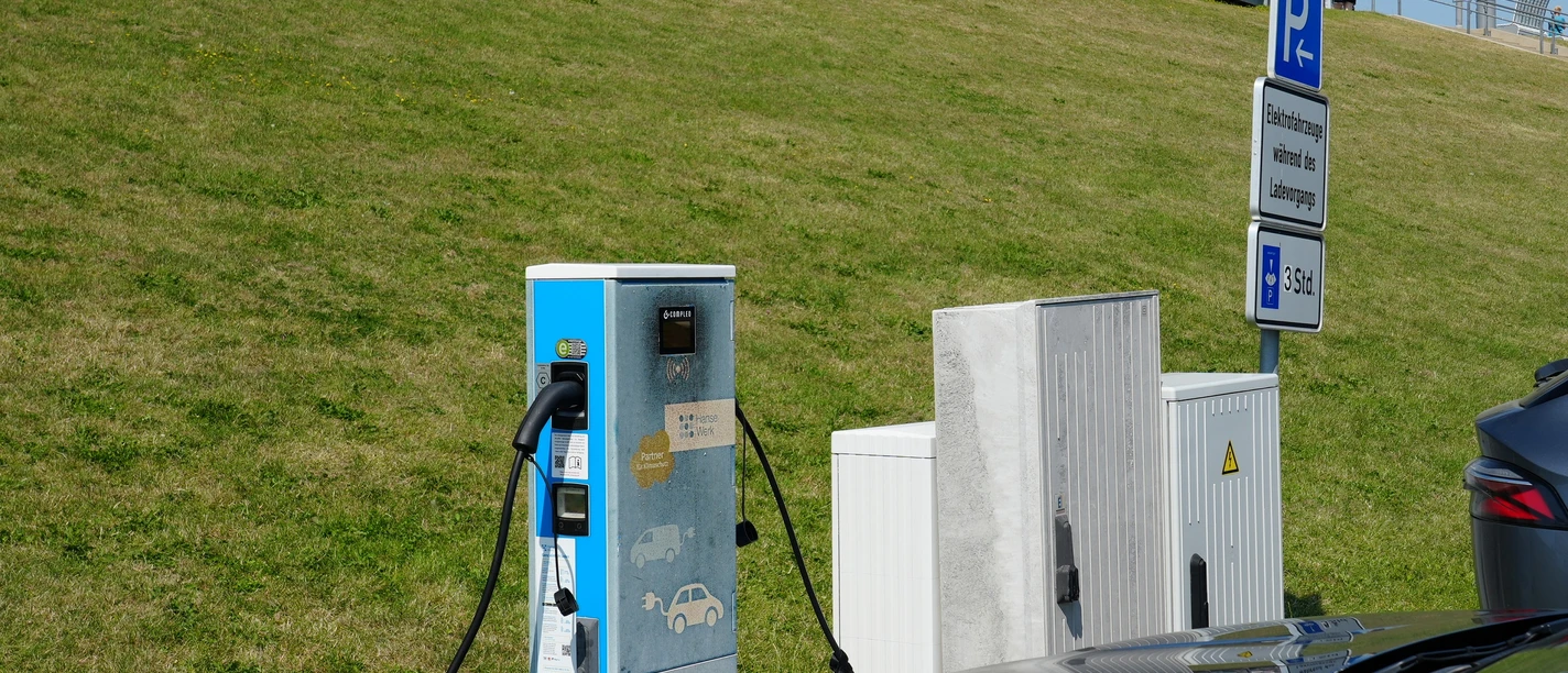 Eine E-Ladesäule vor einem Deich