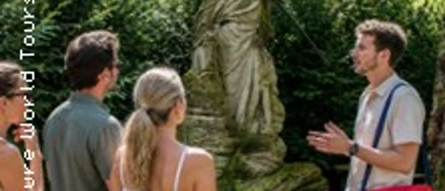 Friedhofsführung am Melaten: drei Gäste betrachten mit Guide eine historische Statue