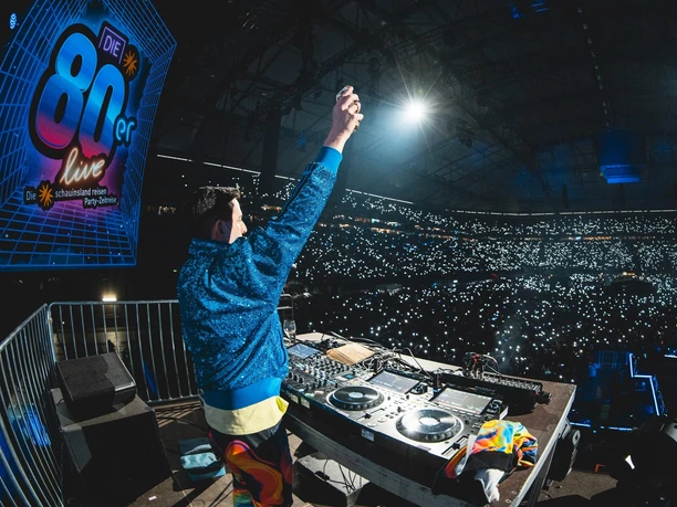 Die 80er live DJ bei Die 80er live vor einem Lichtermeer im RheinEnergieSTADION Köln