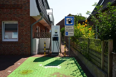 Eine E-Ladesäule vor einem Gebäude