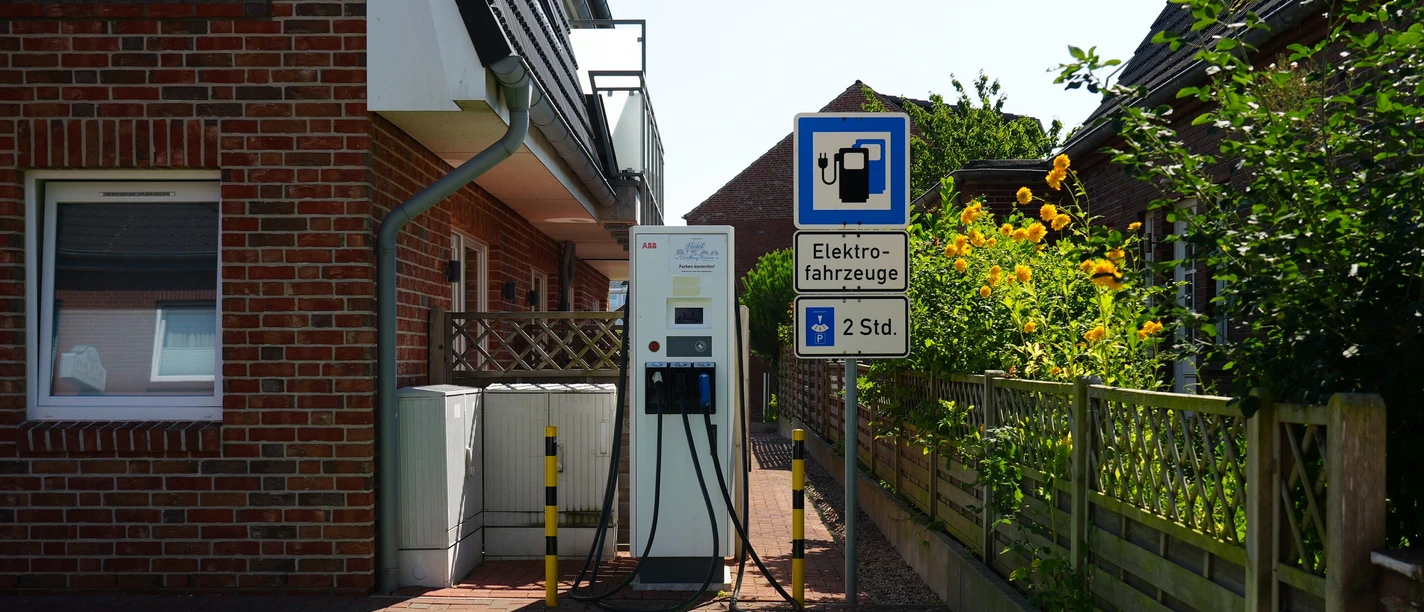 Eine E-Ladesäule vor einem Gebäude