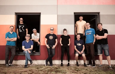 Musikgruppe vor Gebäude mit zwei Türen