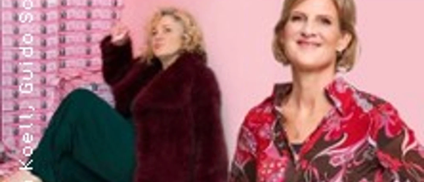 Christiane Olivier und Vera Deckers vor rosa Hintergrund, links sitzend, rechts im Porträt