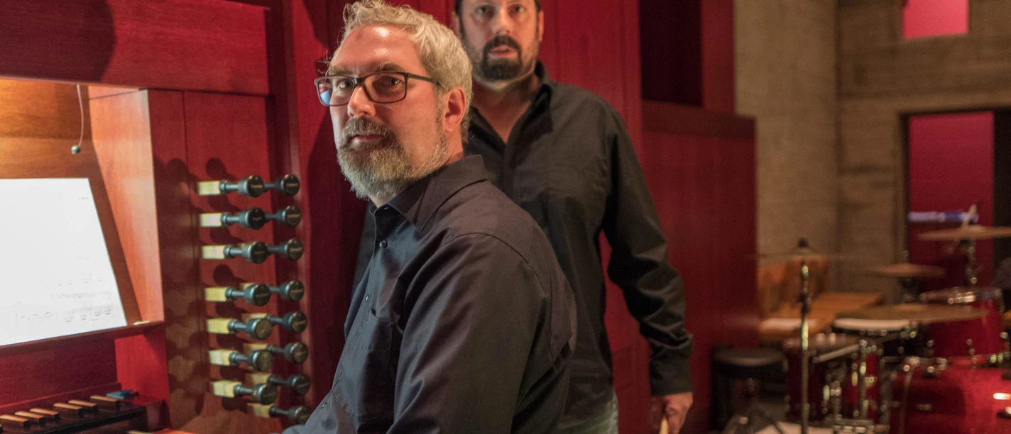 Symphonic Rock Duo vor Orgel rot_o.jpg
