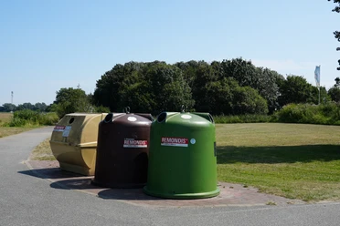Altgloascontainer vor einem Feldweg