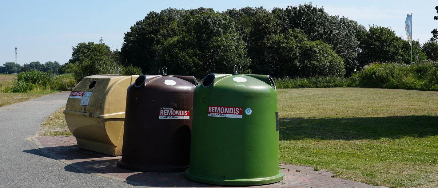 Altgloascontainer vor einem Feldweg