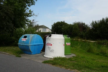 Altglas- und Papiercontainer Nordseestraße Altglas- und Papiercontainer vor einem Feldweg