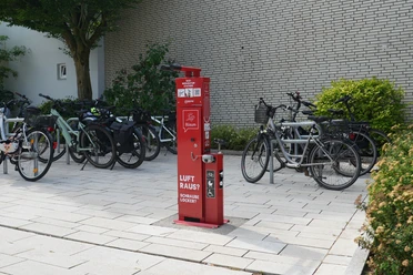 Fahrradreparaturstation auf einem Fahrradparkplatz