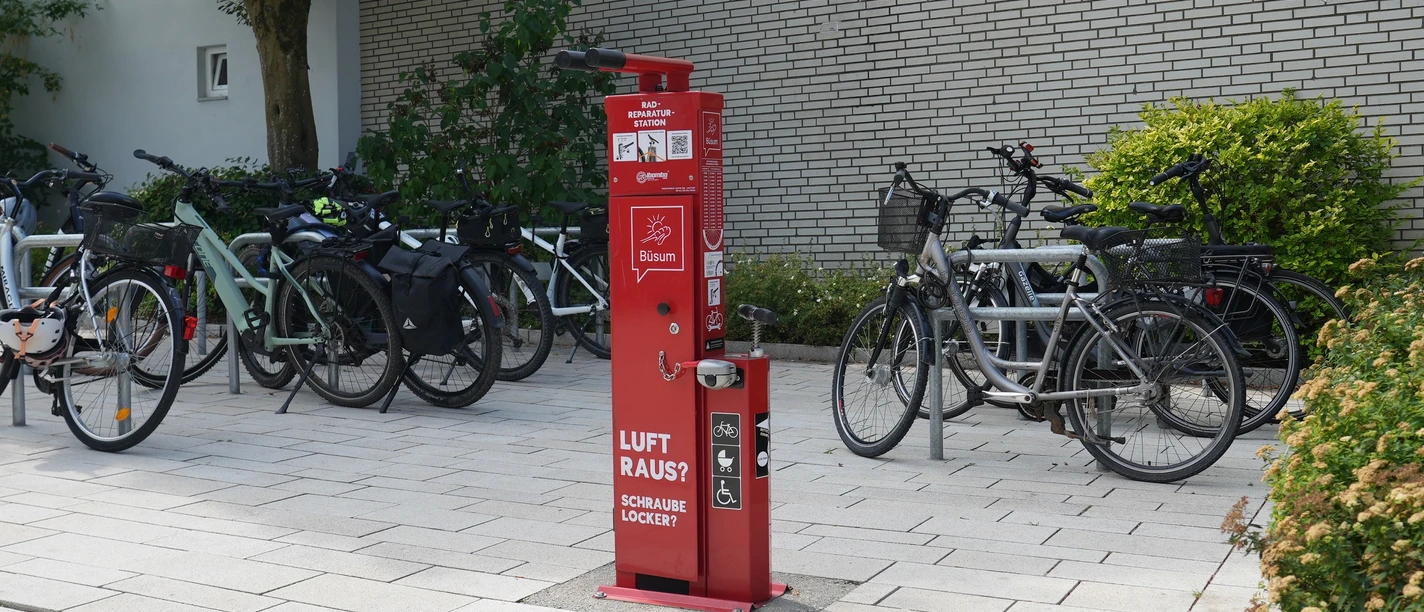 Fahrradreparaturstation auf einem Fahrradparkplatz