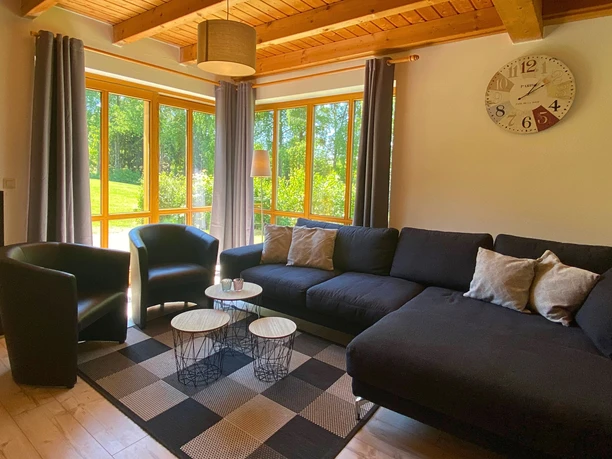 Blick in das Wohnzimmer von Haus 1 des Natur Ferienparks Nieheim