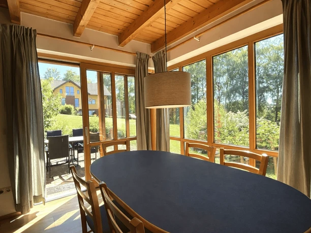 Natur Ferienpark Nieheim Haus 3 Esszimmer-Terrasse.png Blick in das Esszimmer von Haus 3 des Natur Ferienparks Nieheim