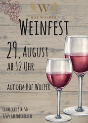 Weinfest-Plakat von Hof Wolper mit zwei Gläsern Rotwein auf Holzgrund.