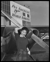 Frau vor Propellerflugzeug, Pan Am Gebäude im Hintergrund