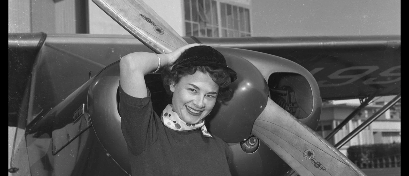 Frau vor Propellerflugzeug, Pan Am Gebäude im Hintergrund
