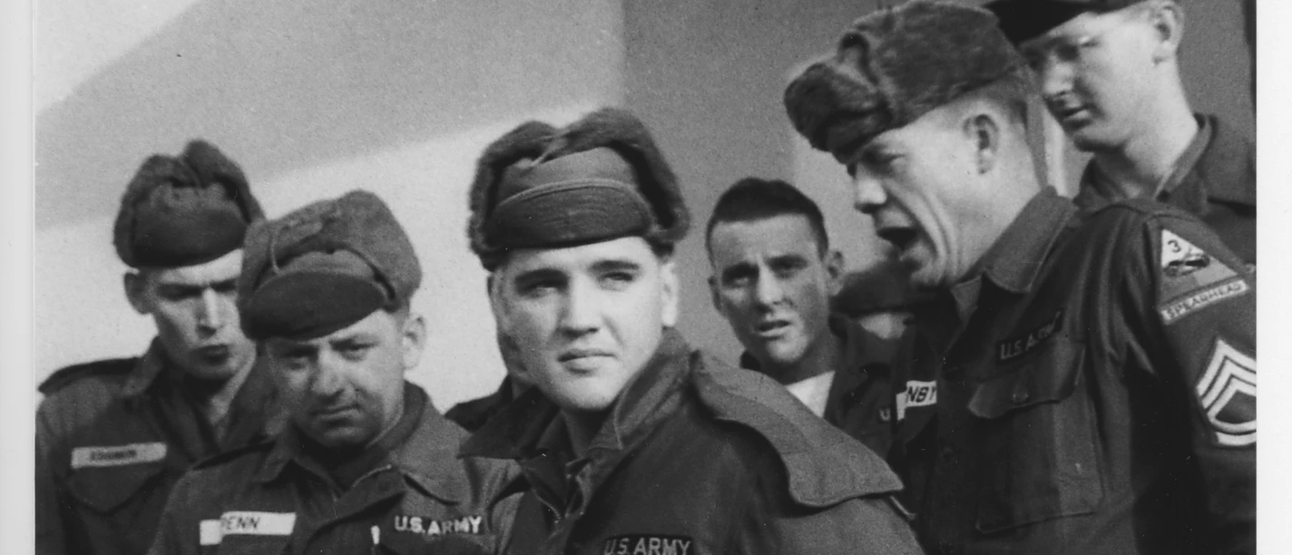 US-Soldaten in Uniform mit Zeitung vor Gebäude