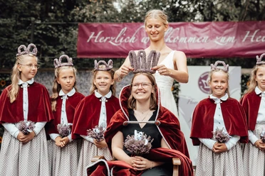 Krönung der Heidekönigin mit Hofstaat beim Heideblütenfest in Amelinghausen.