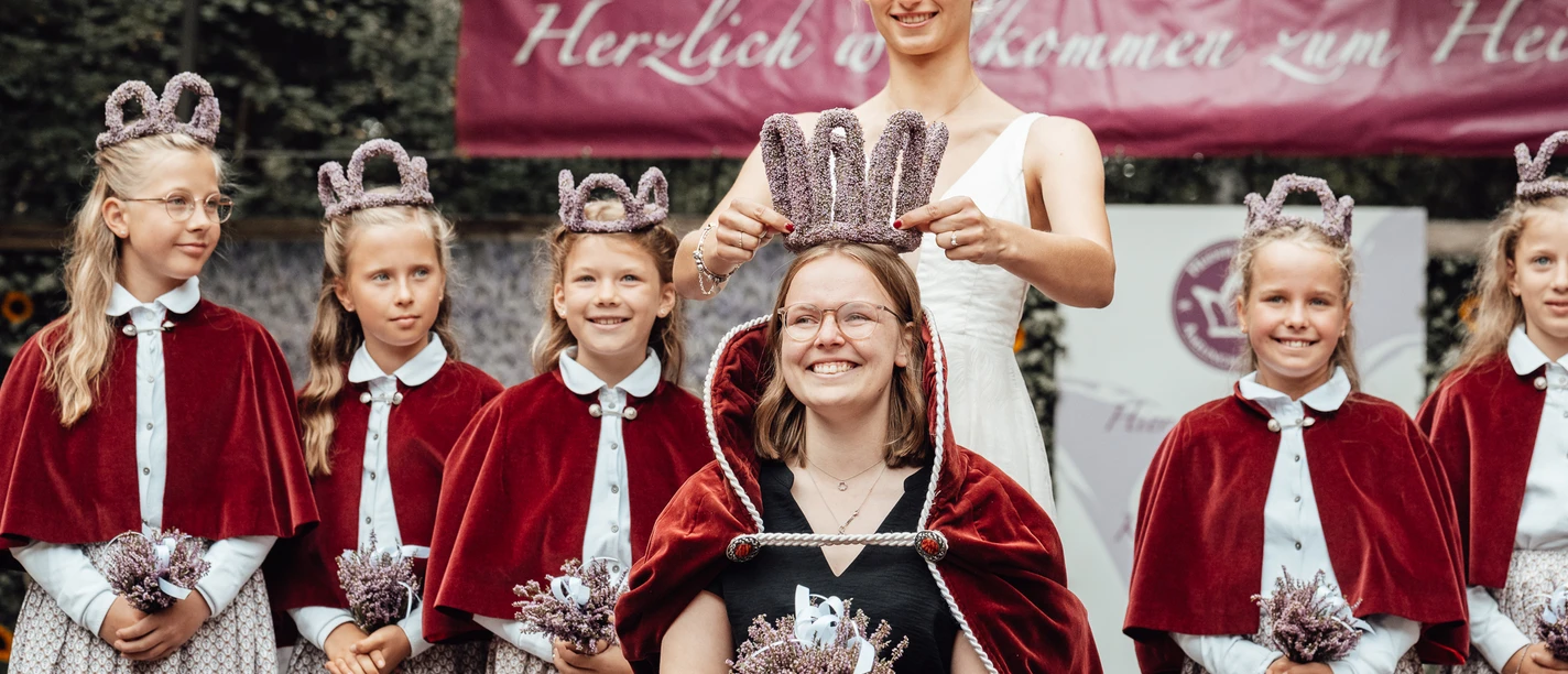 Krönung der Heidekönigin mit Hofstaat beim Heideblütenfest in Amelinghausen.