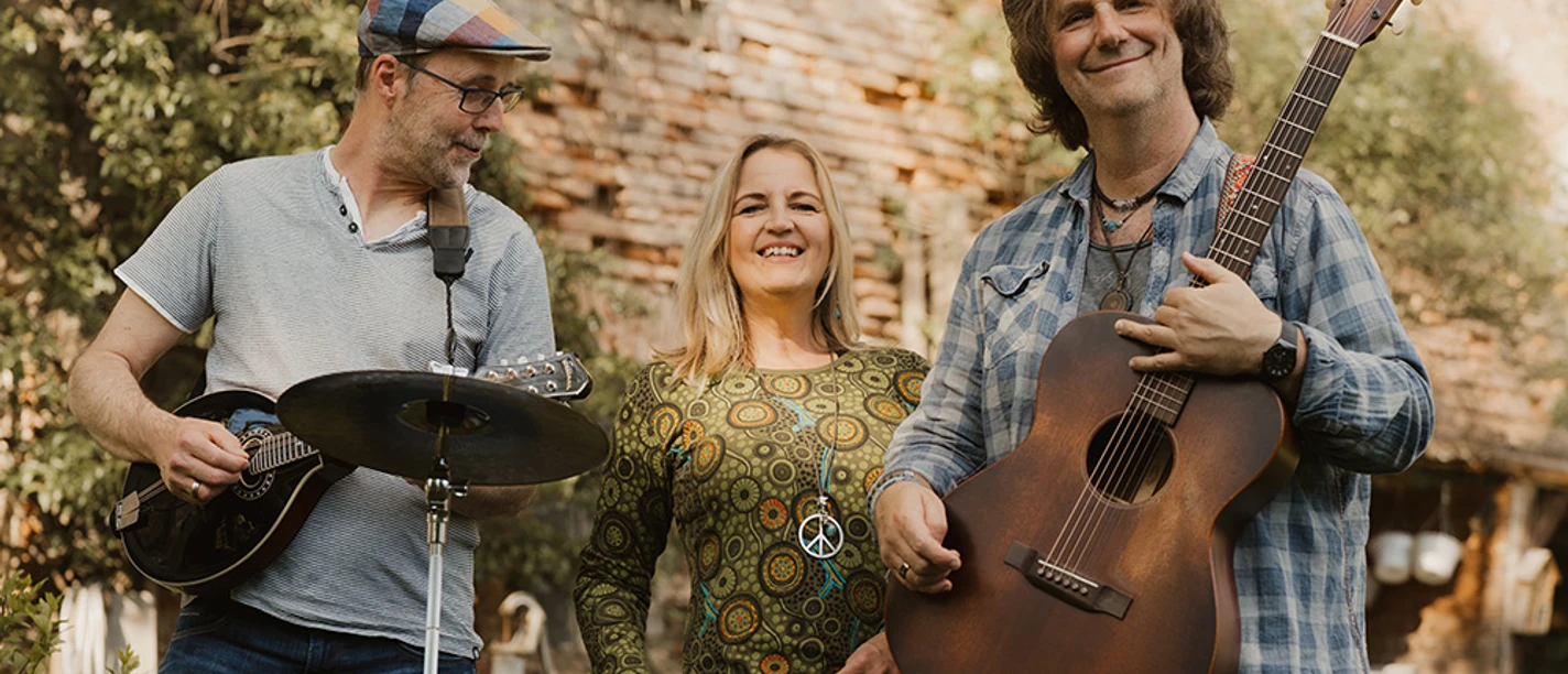 261212_The Southside Ramblers_(c)Lina Sommer.jpg Musiktrio mit Gitarre, Mandoline und Trommel vor historischem Gemäuer