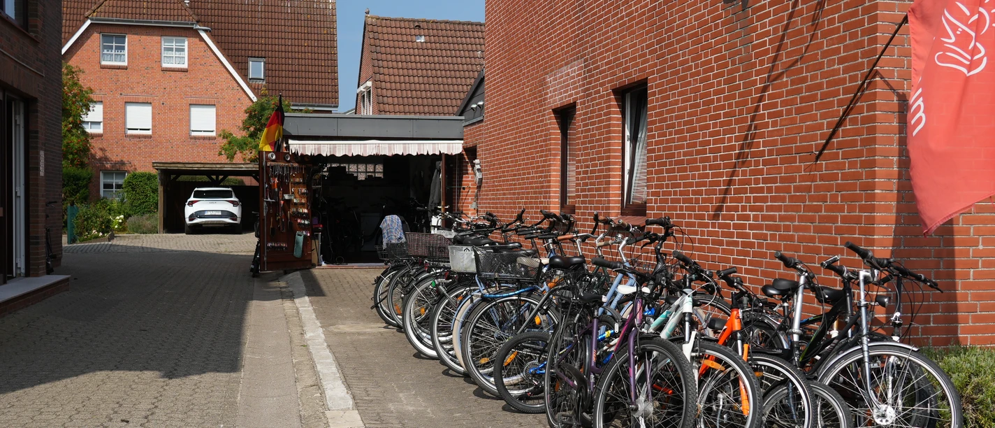 Ein Fahrradverleih an einem Gebäude