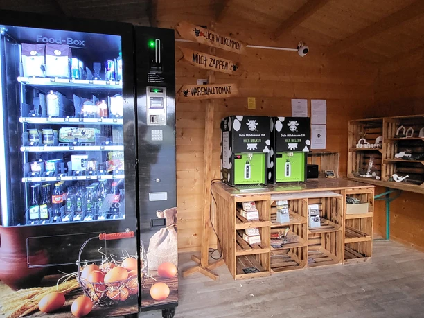 Verkaufsautomat und Milchzapfstation im Holzraum des Hofladen Schreiber