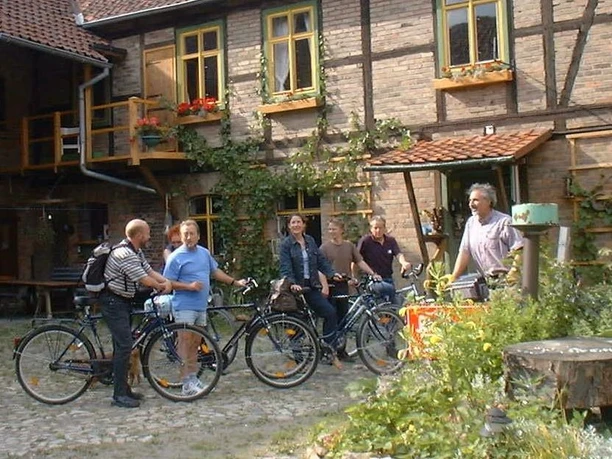 Radfahrer an der Gutsmühle in Minsleben