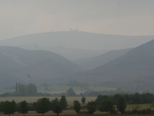 Der Brocken im Dunst aus der Nähe von Darlingerode gesehen.