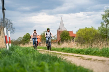 Zwei Radfahrer in Berkenthin am Elbe-Lübeck-Kanal.