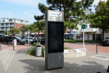 Eine Infotafel vor einem Parkplatz