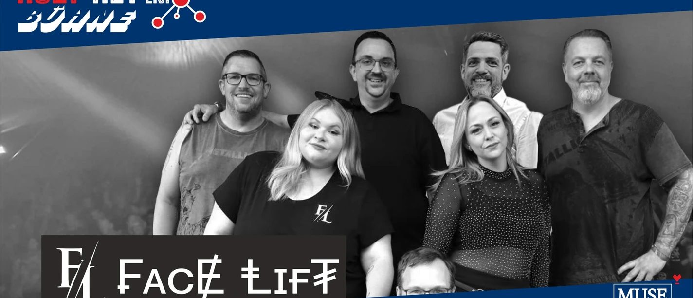 Gruppenfoto einer Band mit lächelnden Mitgliedern.