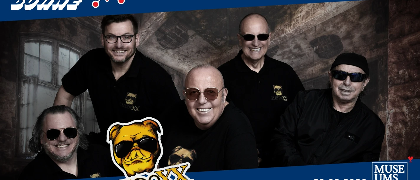 Band "The Doxx" lächelt in schwarzer Kleidung mit Sonnenbrillen