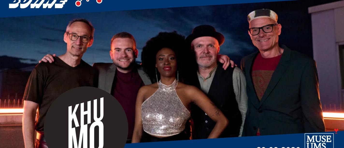 Fünfköpfige Band "Khumo" posiert lächelnd vor einem Abendhimmel
