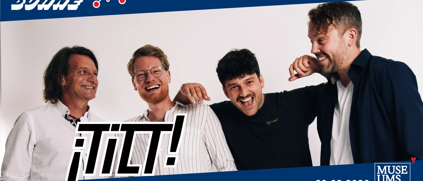 Vier Männer der Band ¡Tilt! lachen zusammen.