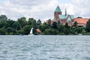 Der Ratzeburger See und im Hintergrund der Ratzeburger Dom.