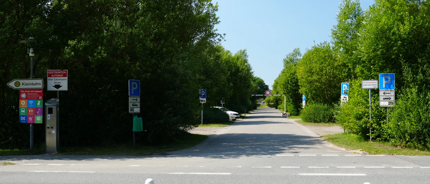 Ein Parkplatz zwischen Bäumen