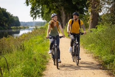 Zwei Radfahrer am Elbe-Lübeck-Kanal.