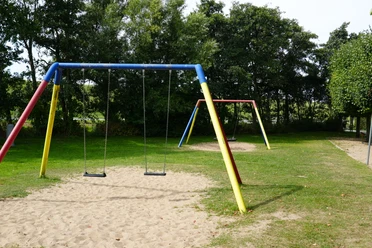 Ein Spielplatz mit Schaukeln